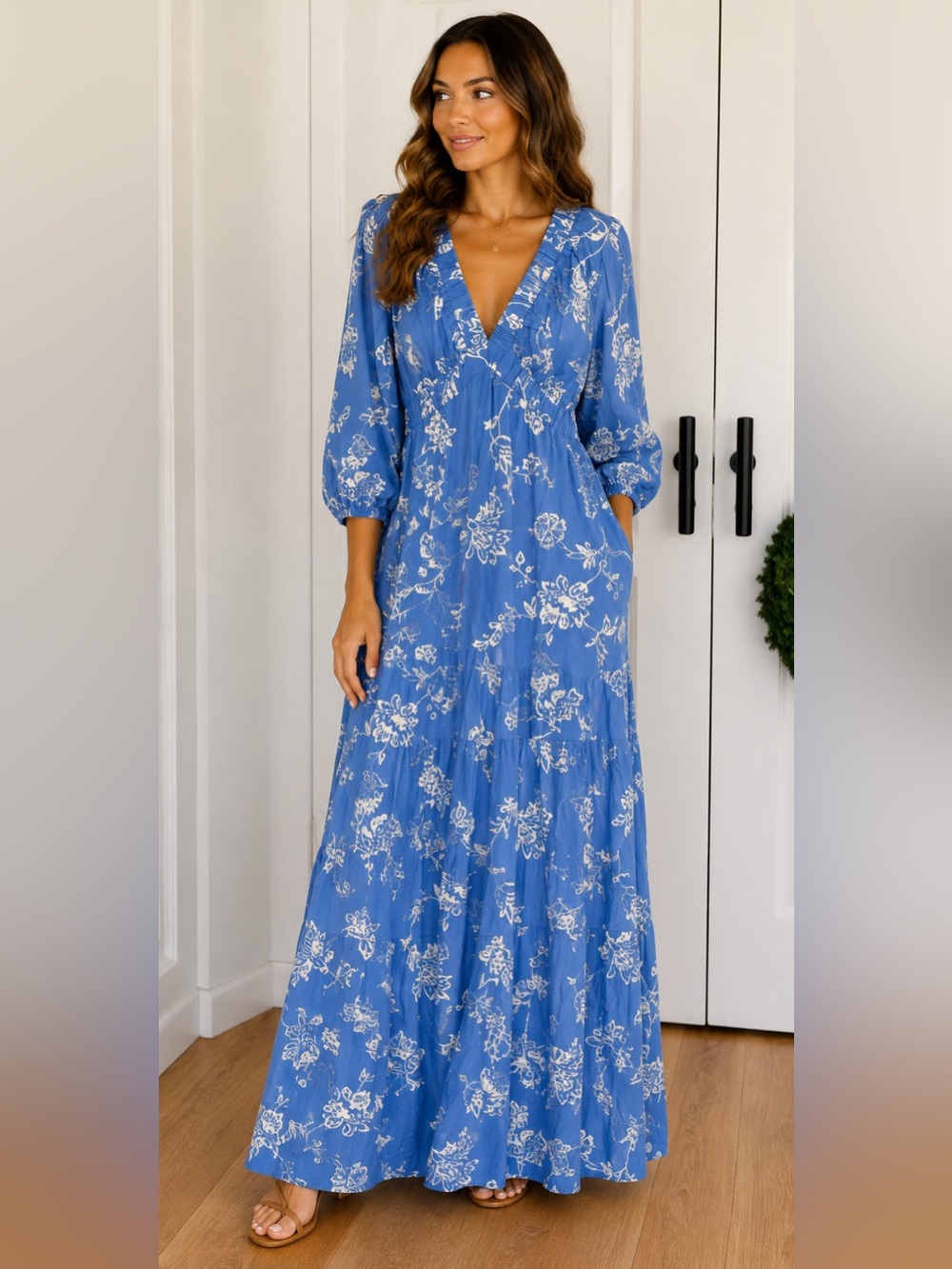 Gilli Oasis Blue and White Floral V-Neck Maxi‎ Dress medium